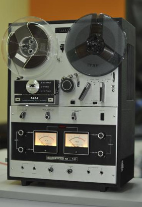 Akai M-10 